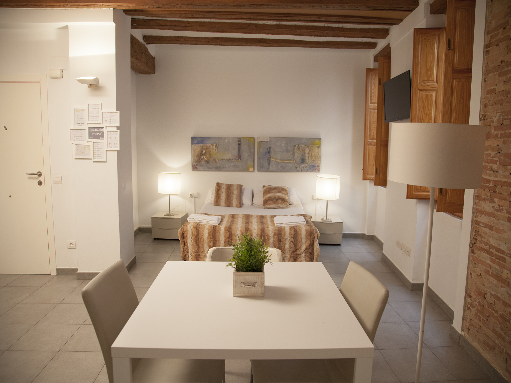 Rent Apartment in Valencia Tetuan 1 Estudio picture-0