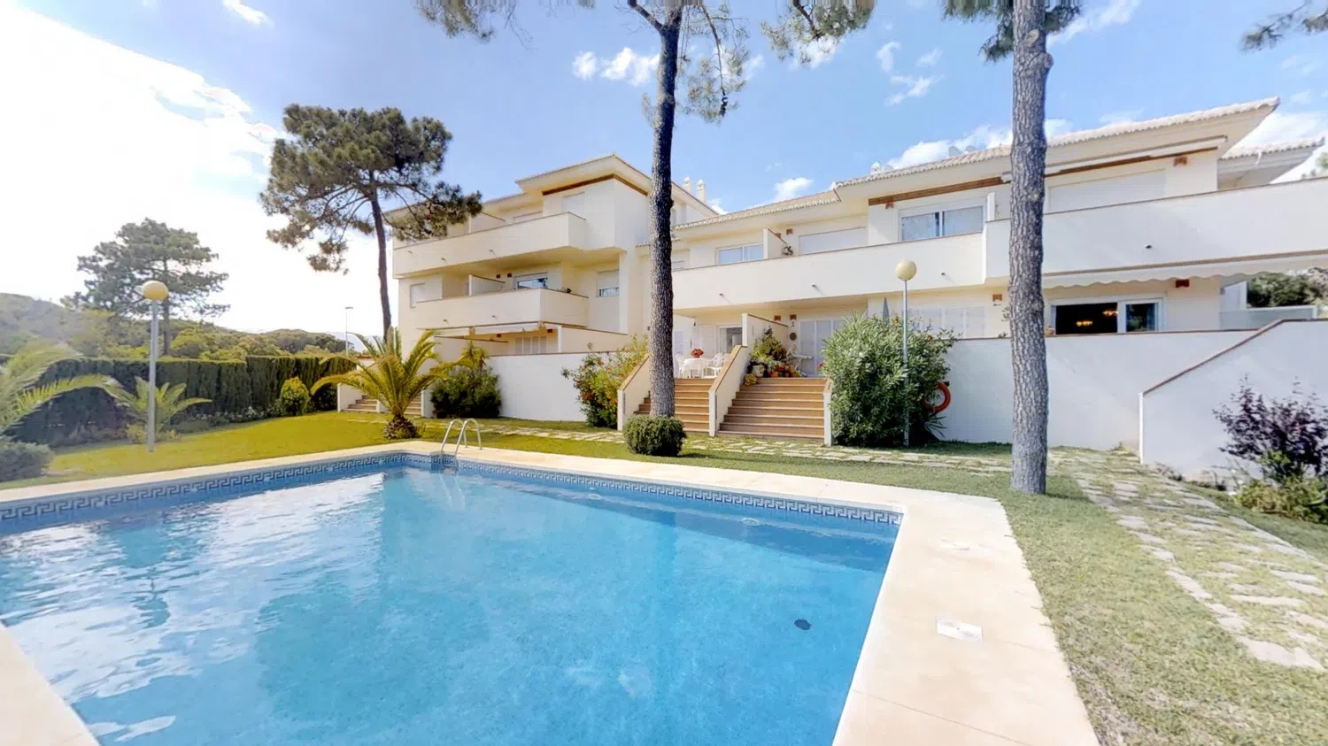 Alquilar Apartamento en Marbella Beachside Family Apartment with Direct Pool Access imagen-2