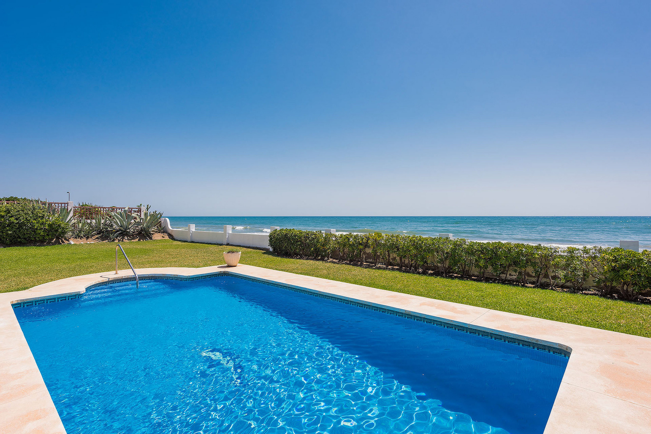 Rent Villa in Marbella 1100 - BEACH FRONT VILLA picture-16