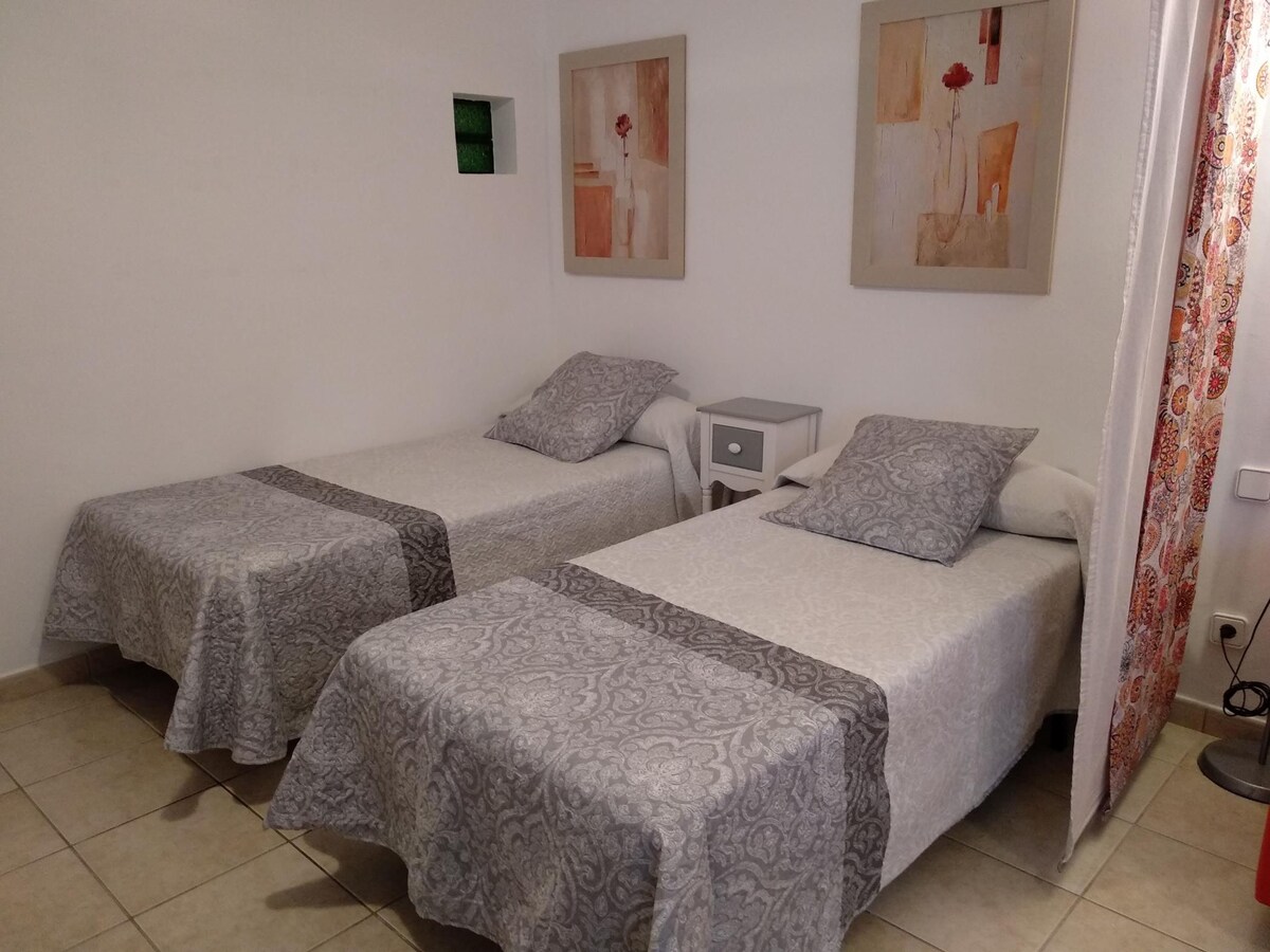 Alquilar Apartamento en Puerto del Carmen Casa Zoe · ZOE; two beds, TV, WIFI, equipped kitch imagen-2