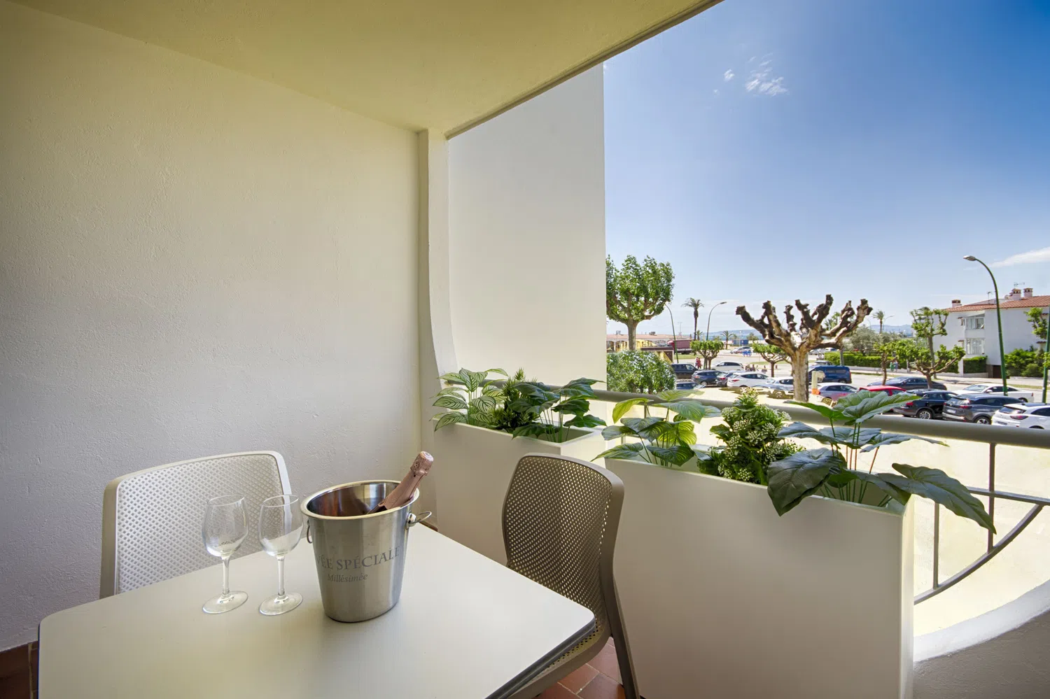 Alquilar Apartamento en Empuriabrava Precioso estudio WELCS -049- Frente al mar imagen-1