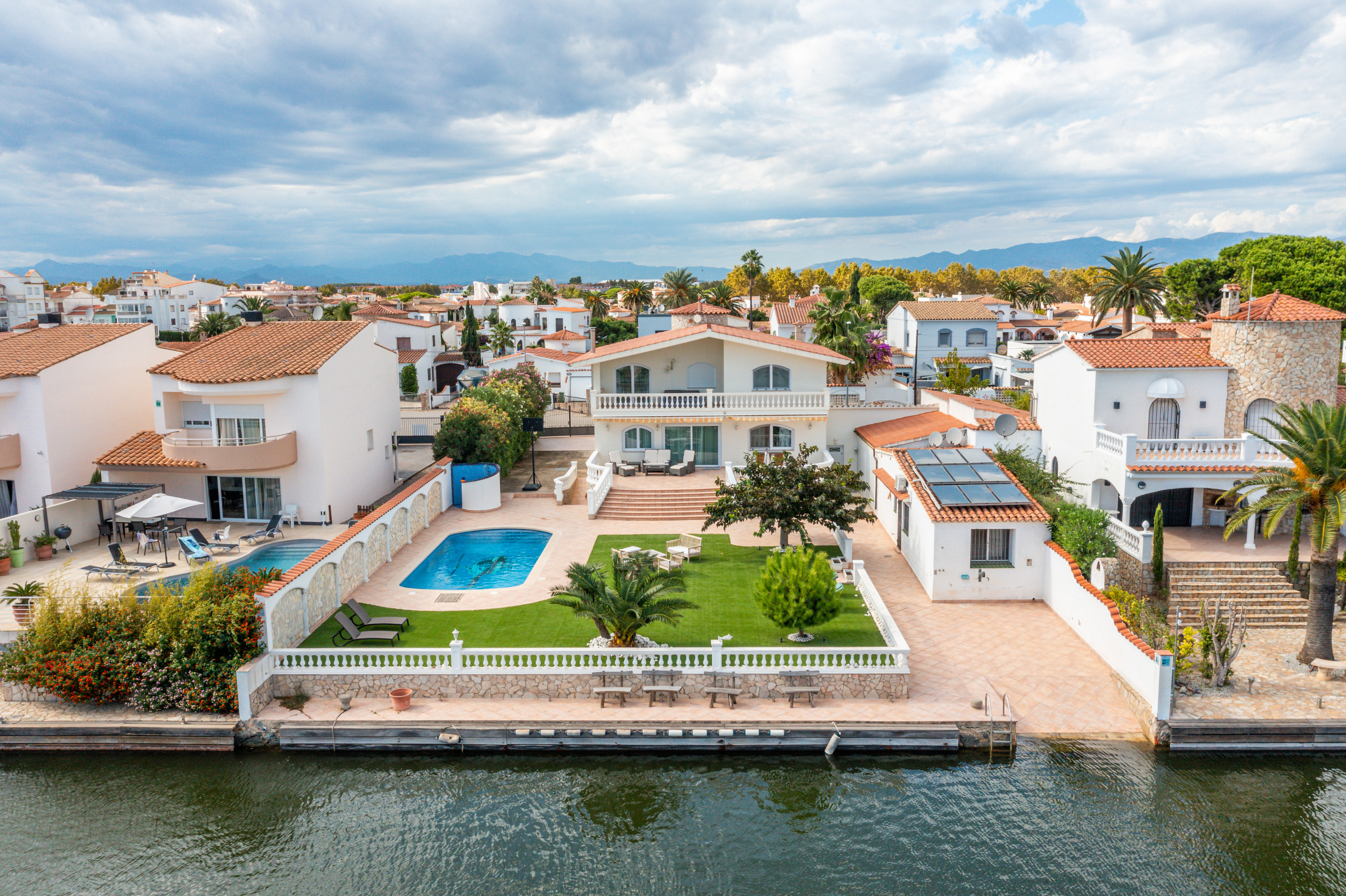 Alquilar Villa en Empuriabrava Villa WELCS en canal con piscina grande imagen-28