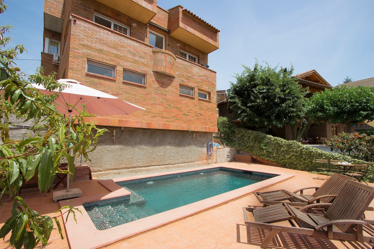 Rent Villa in Torrelles de Llobregat Sonia Torrelles 561.565 Stunning Villa picture-0