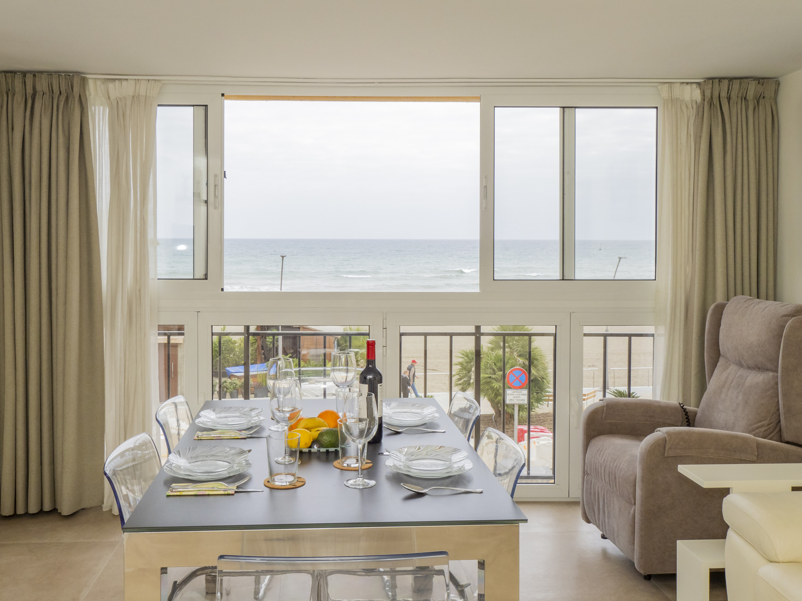 Rent Apartment in Estepona Cubo's Estepona Oceanview Apartment & Free Parking picture-3