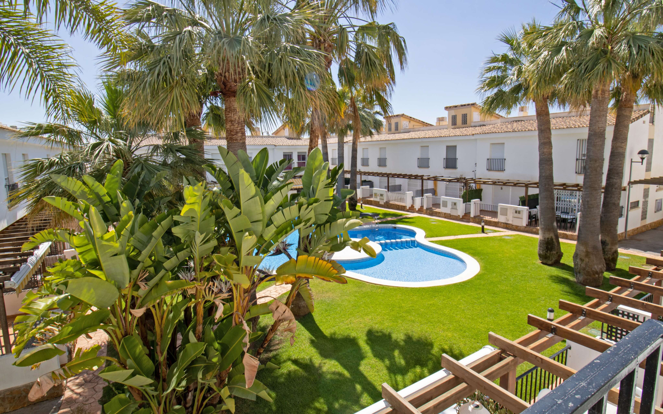 Rent Town house in  Casa adosada con jardín y piscina - PALM BEACH picture-1