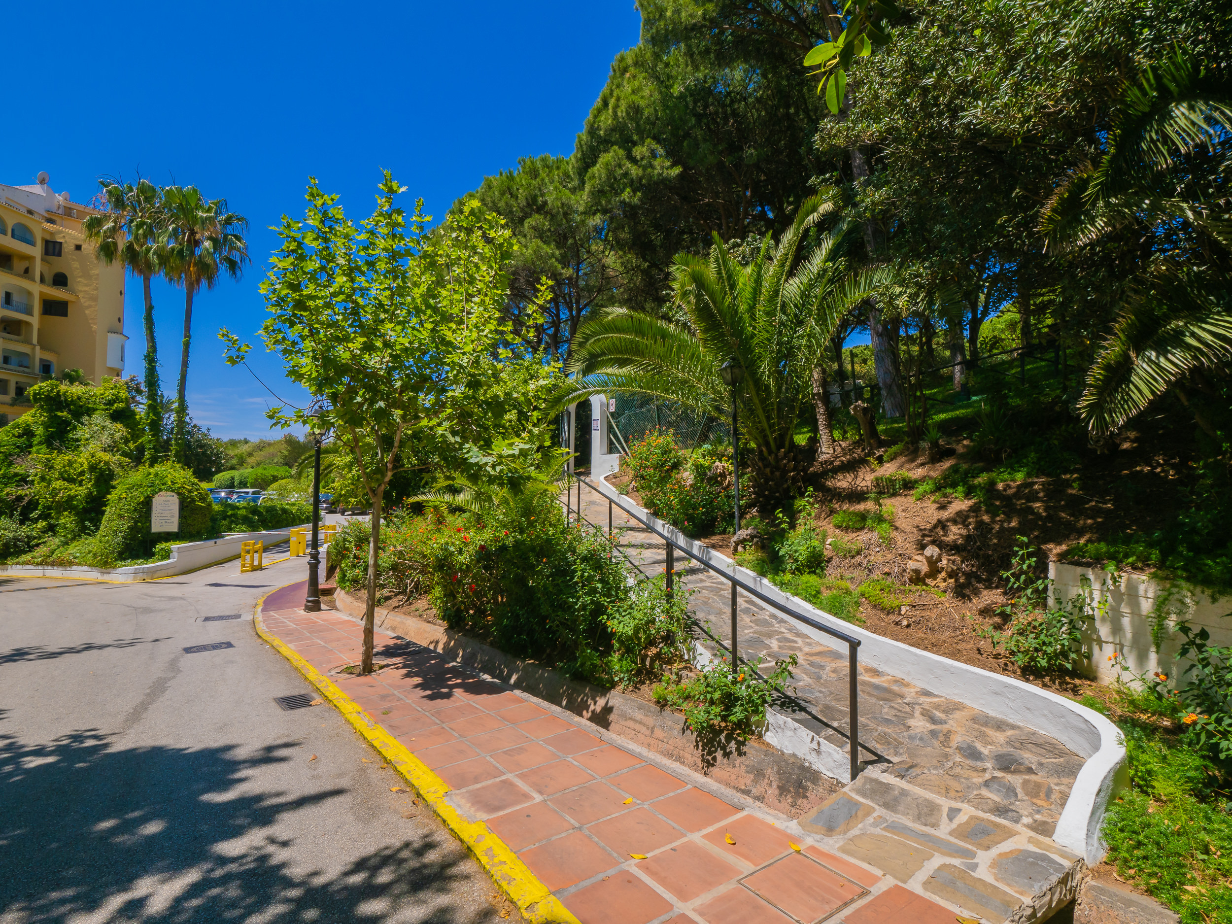 Rent Apartment in Marbella Cubo's Estudio Cabopino Port & Parking picture-4