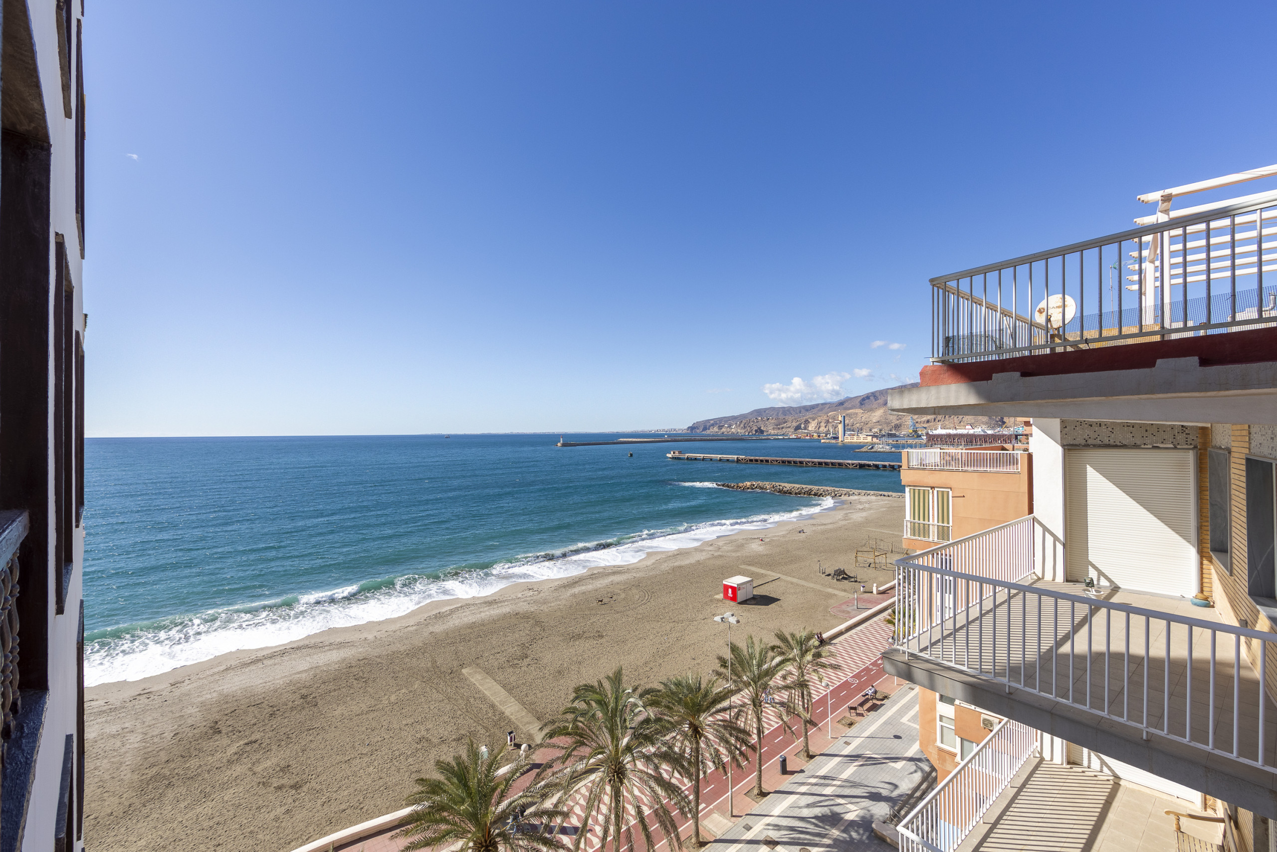 Alquilar Apartamento en Almeria AlmeriaSuite Impressive Beach Views imagen-2