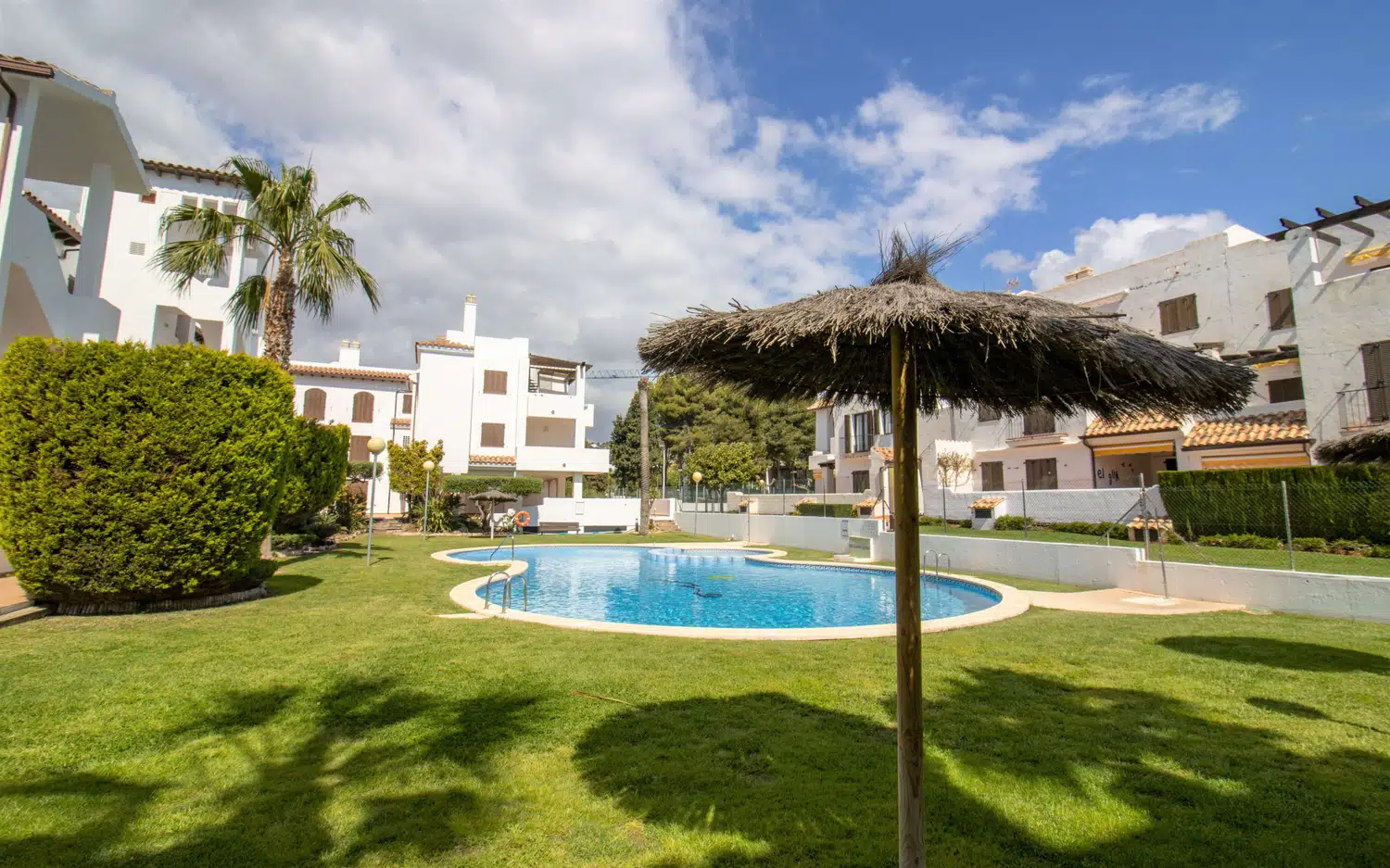 Alquilar Apartamento en  Bajo con terraza y piscina PLAYA CARGADOR imagen-1