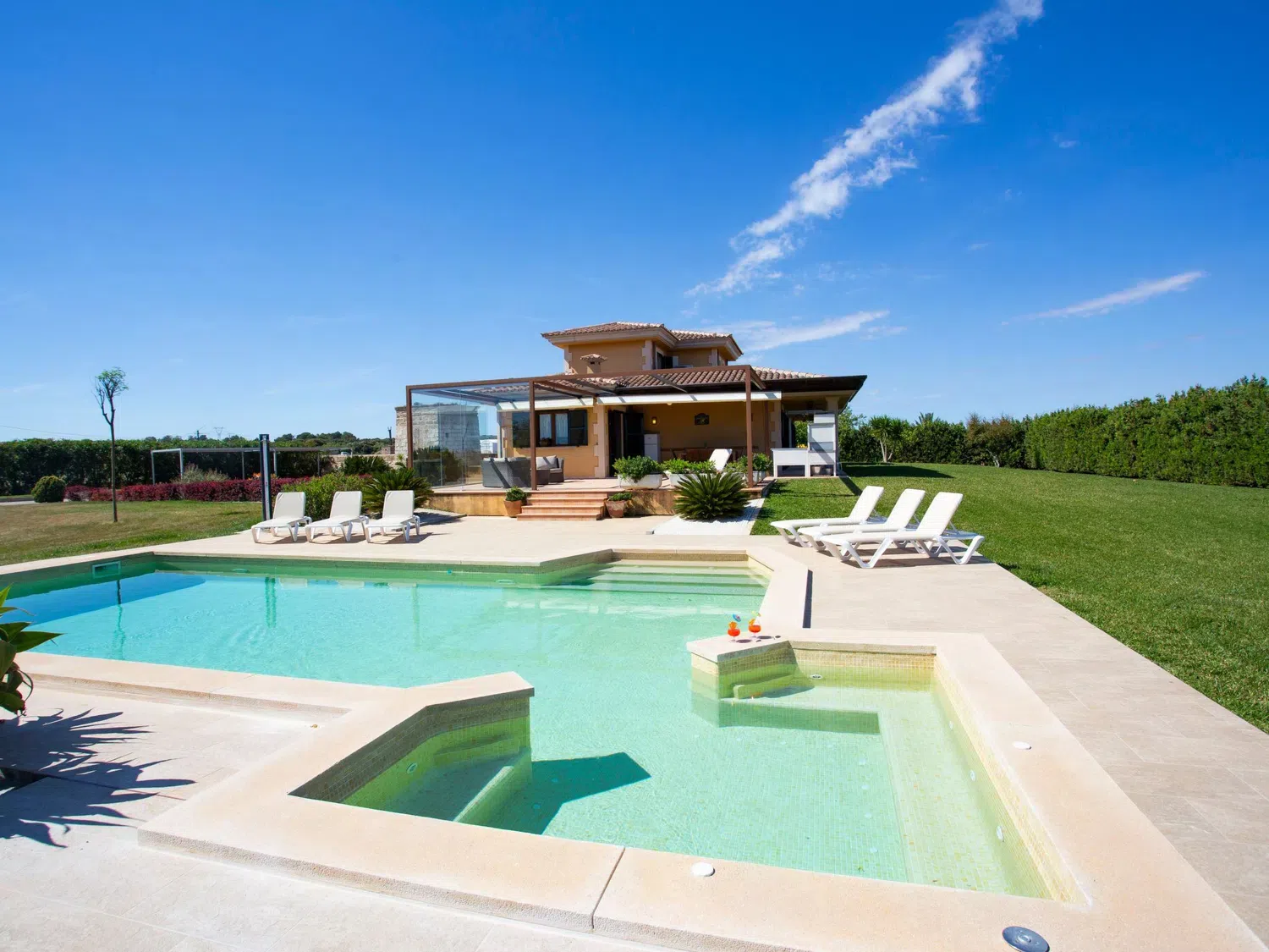 Alquilar Casa en Muro Can Vanrell, mit Schwimmbad, Jacuzzi und Rasenfläche. imagen-0